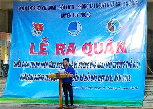 Huyện đoàn Tuy Phong ra quân làm sạch bãi biển Phan Rí Cửa